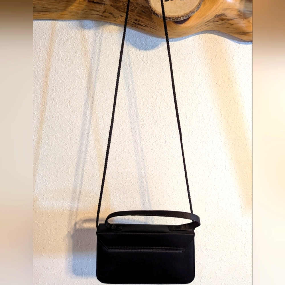 La Regale Black Clutch Purse With Shoulder Strap - Picture 3 of 11